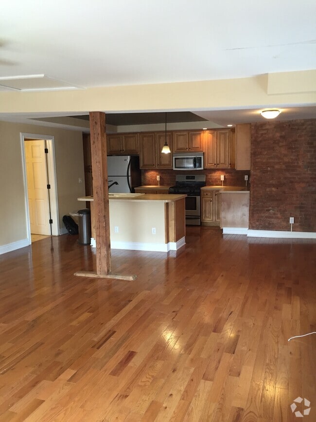 Building Photo - 23 S Main St Apt 5