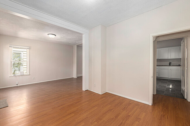 Building Photo - NE Large Three Bedroom Home