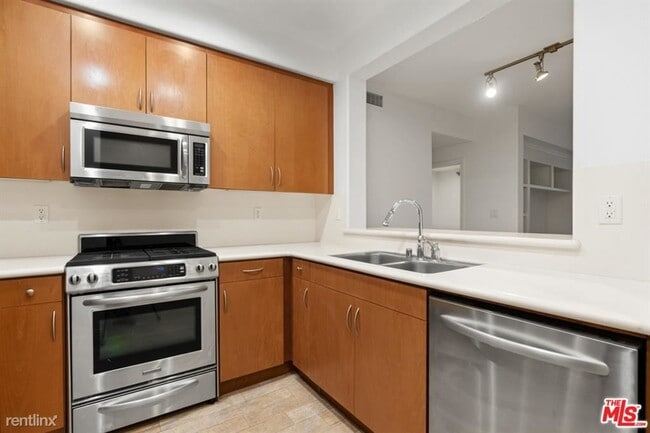 Building Photo - 7100 Playa Vista Dr