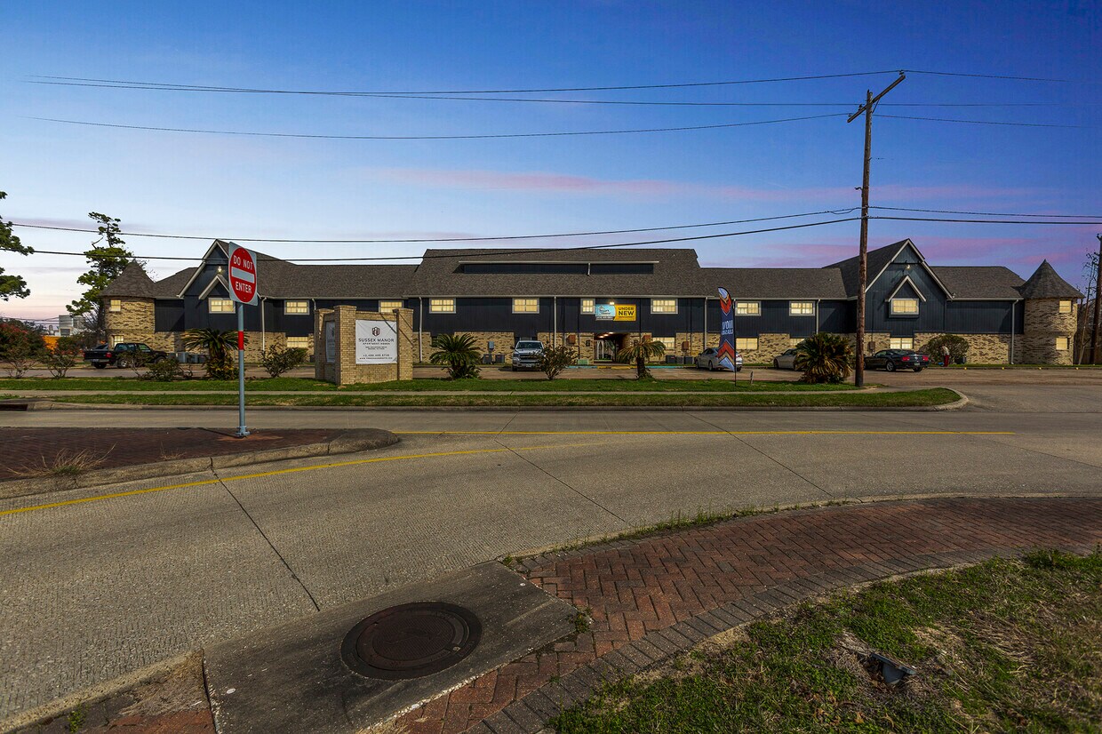 Sussex Manor Apartments 3000 MacArthur Orange, TX