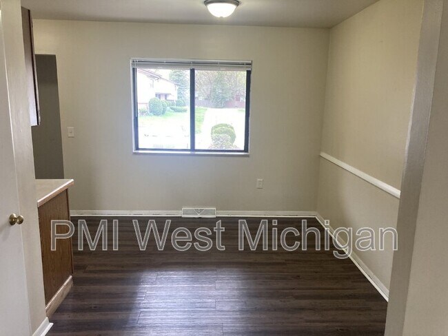 Building Photo - 6075 In the Pines Dr SE