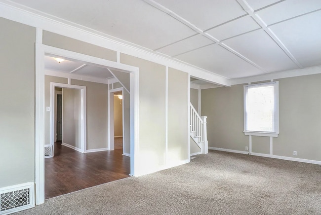 Building Photo - 405 E Woodside St