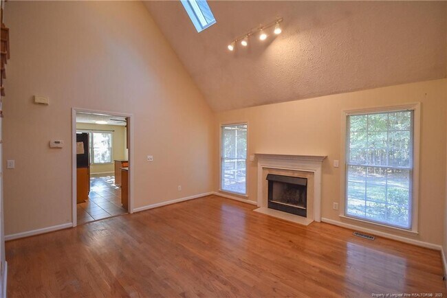 Building Photo - 444 Crown Point