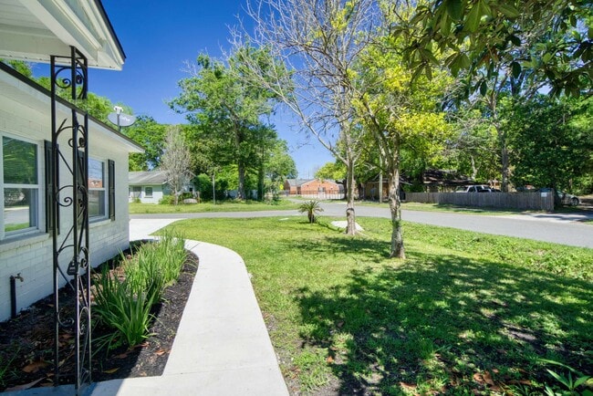 Building Photo - 718 Luna St