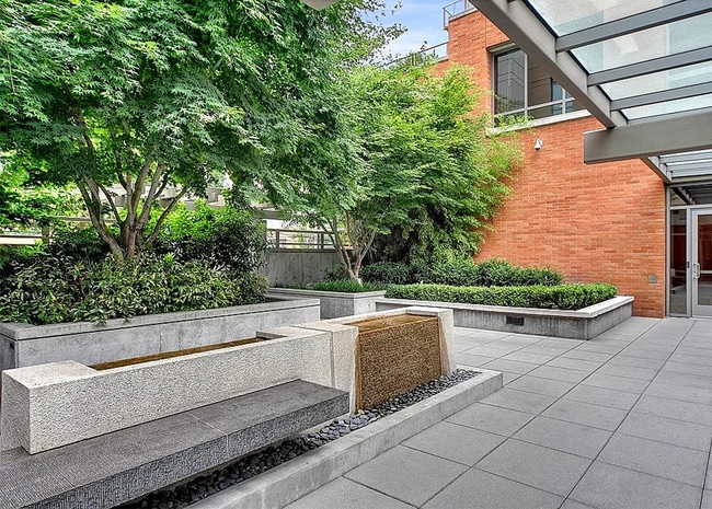Building Photo - 900 Lenora St