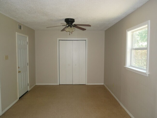 Building Photo - ****JUST REDUCED****6705 Camelot Road Horn...