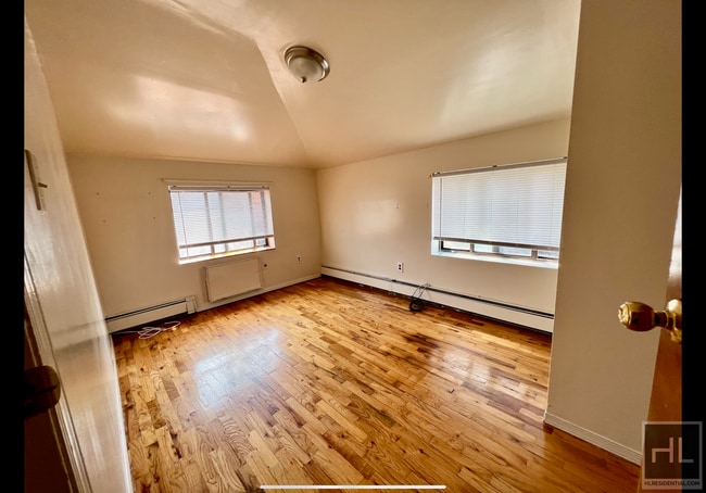 Building Photo - Expansive 4 Bedrooms with 2 Full Bathrooms...