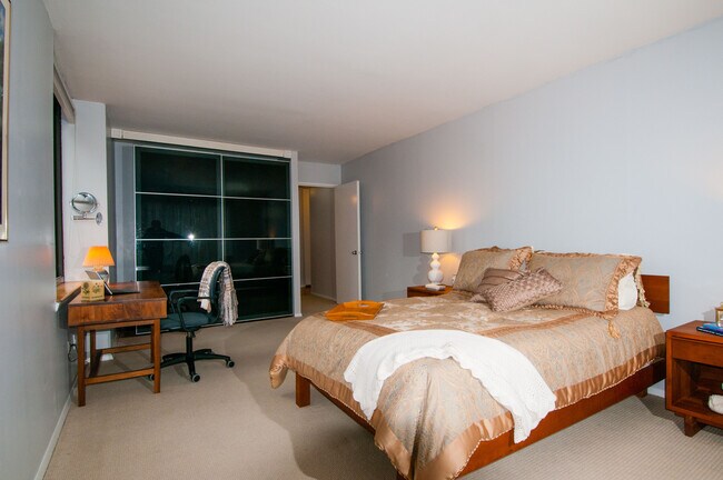 Roomy befroom - 300 Albany St