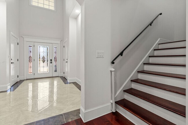 Building Photo - Crystal Water Home