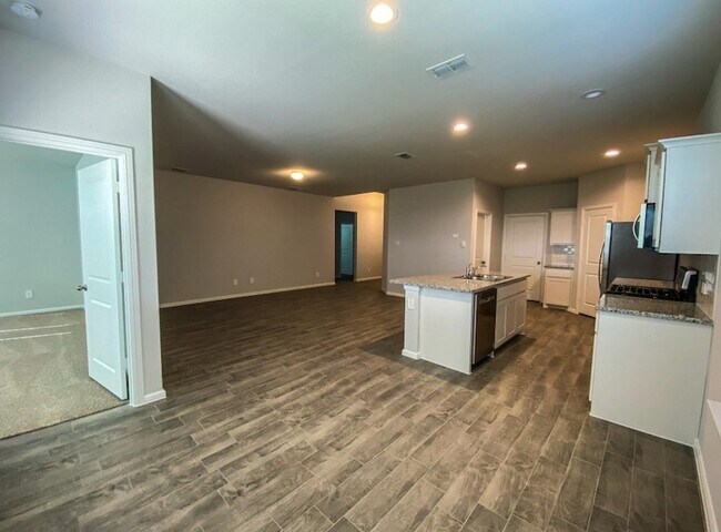 Foto del edificio - 5400 Gold Pond Dr