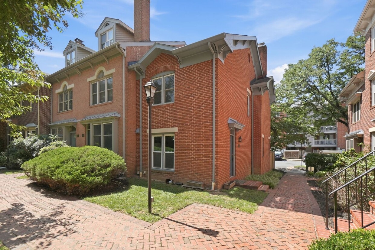 Lovely end-unit, steps from Braddock Rd Metro. - Lovely end-unit, steps from Braddock Rd Metro.