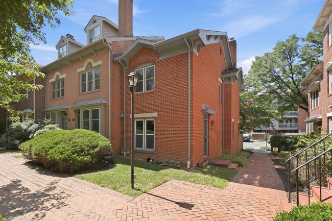 Lovely end-unit, steps from Braddock Rd Metro. - Lovely end-unit, steps from Braddock Rd Metro. Townhome