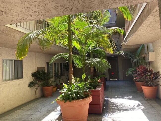 Foto del edificio - 9344 National Blvd
