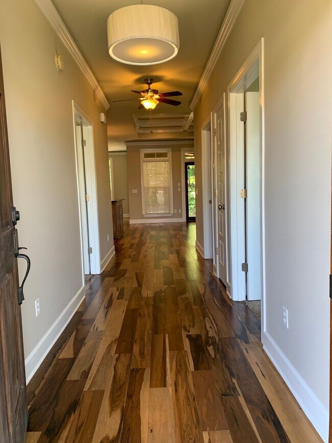 Foto del edificio - 102 Valley Chase Dr