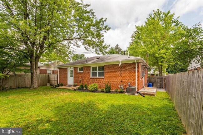Foto del edificio - 2308 Linden Ln