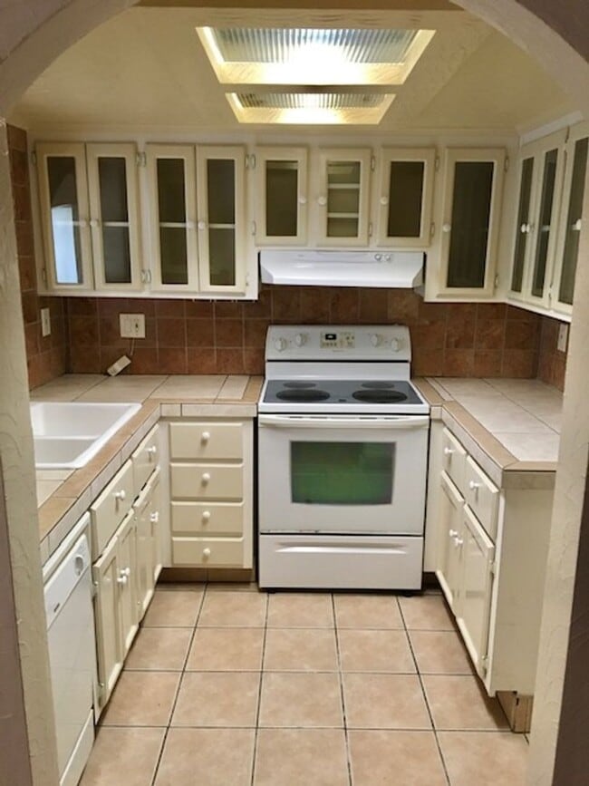 Building Photo - Nice 2 bed, 2 bath Condo with 1-Car Garage...
