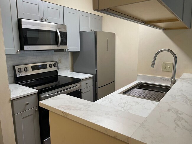 Building Photo - Nice 1 bedroom/1 bath unfurnished first fl...