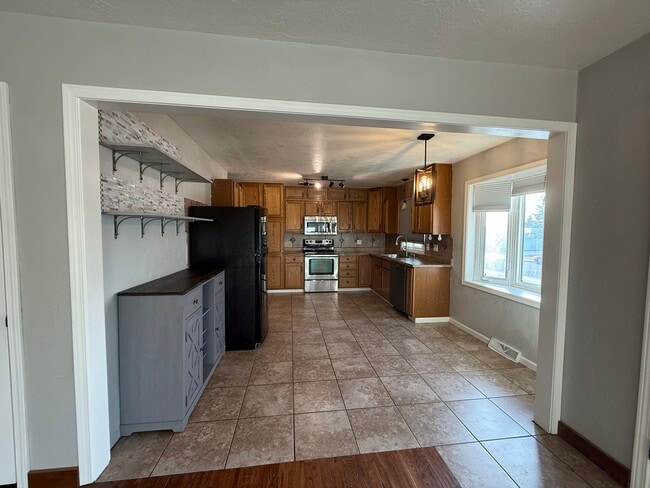 Building Photo - 124 Riverview B