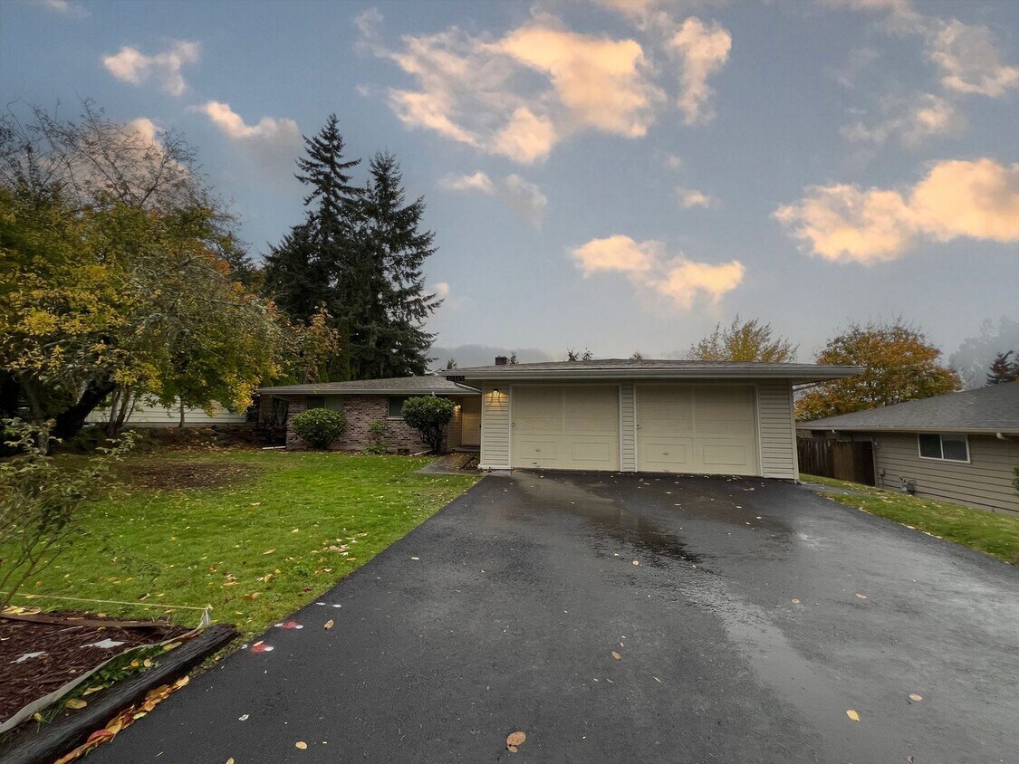 Foto principal - 4 bedroom 2.05 bath rambler on Kent's East...