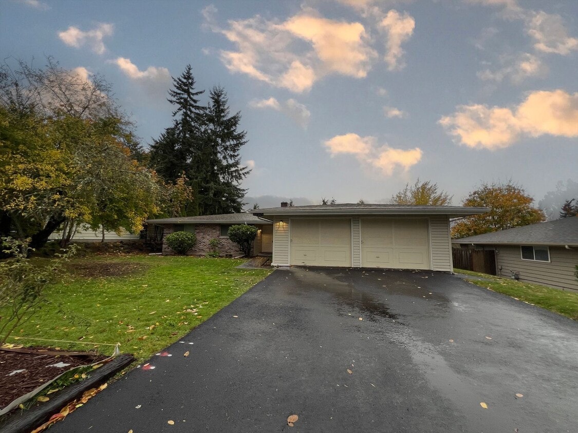 Primary Photo - 4 bedroom 2.05 bath rambler on Kent's East...