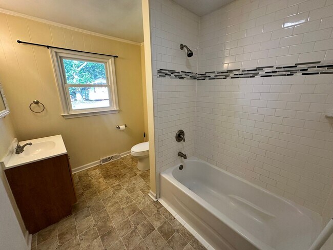 Foto del edificio - 3-Bedroom Home in Private Setting Minutes ...