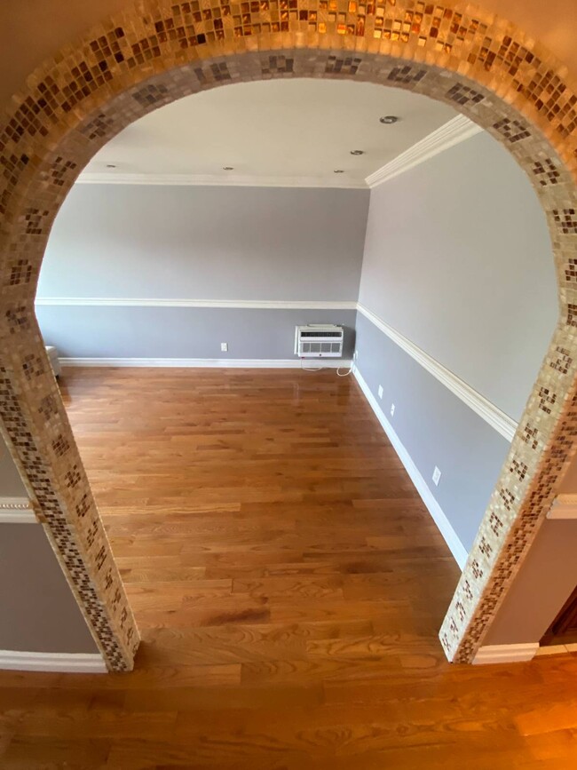 Foto del edificio - 944 Van Nest Ave