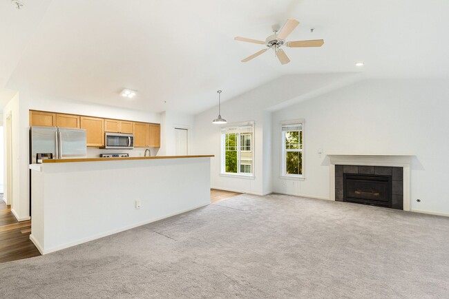 Building Photo - Spacious 3BD 2BA Top Floor Condominium wit...