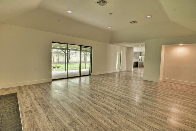 Foto del edificio - 15626 Whitewater Ln