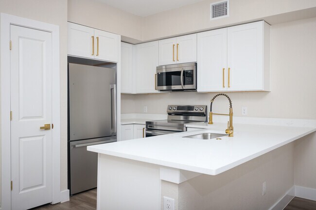 Encimeras de cuarzo, electrodomésticos de acero inoxidable e isla de gran tamaño. - Mistletoe Manor