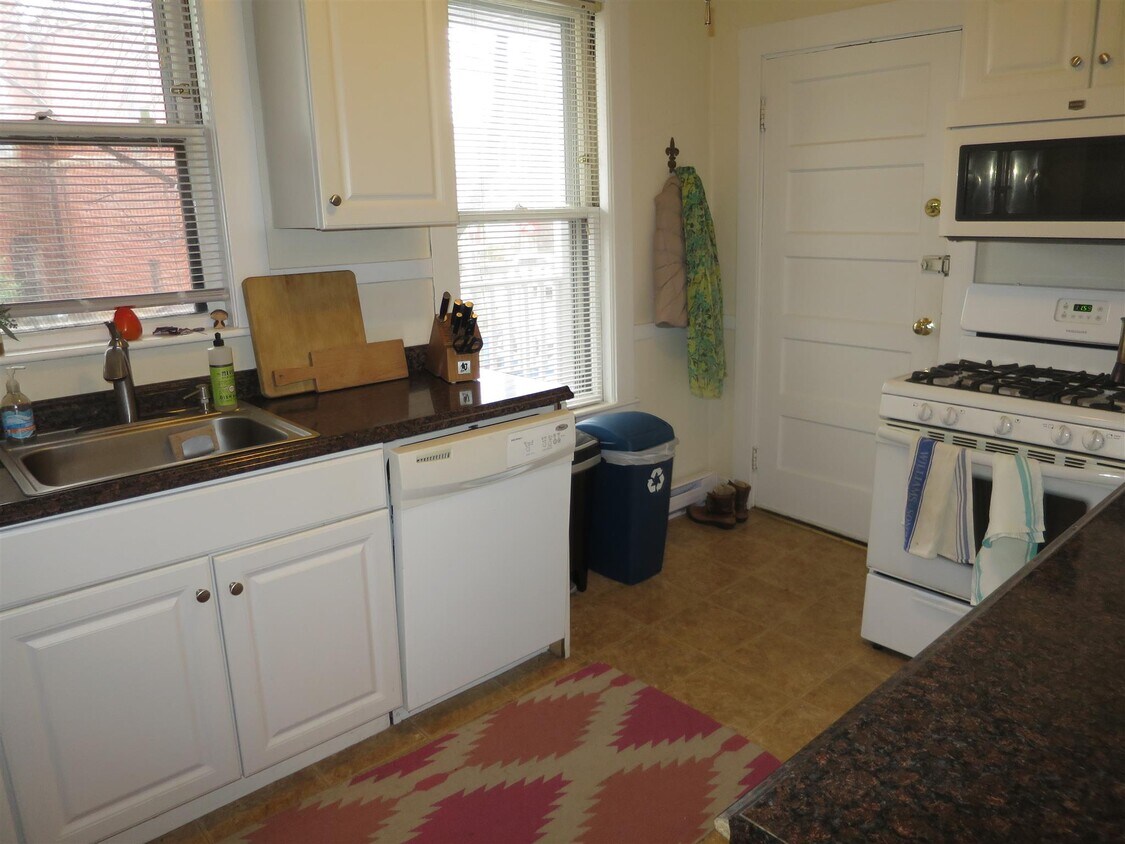 Primary Photo - 18 Sanborn Ave
