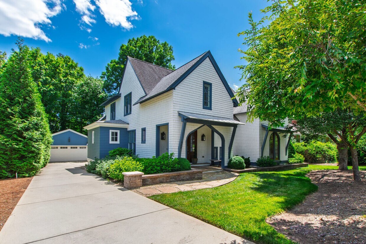 Foto principal - Custom Built 4BD, 4BA Home with Bonus Room...