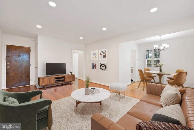 Foto del edificio - 4822 Chevy Chase Dr