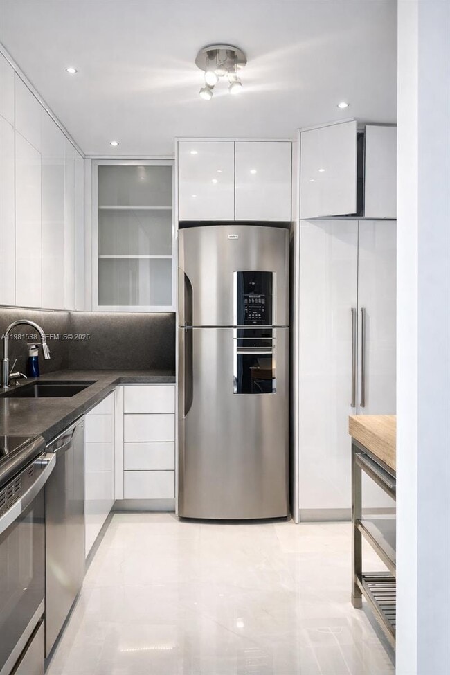 Building Photo - 3731 N Country Club Dr