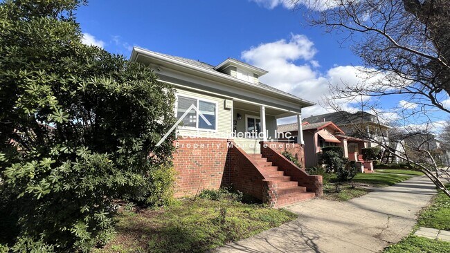 Building Photo - Wonderful 3bd/2.5ba Home-SWalking Distance...