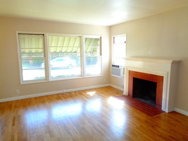 Foto del edificio - 2 Bedroom 1 Bath Duplex for Rent in Uptown Whittier
