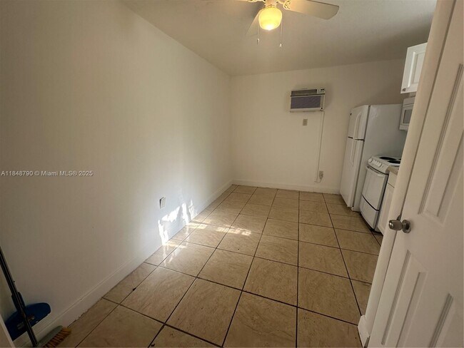 Foto del edificio - 559 NW 44th St