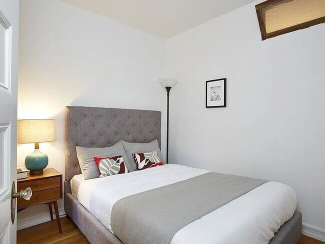 Foto del edificio - Located within the beautiful prewar cooperative building