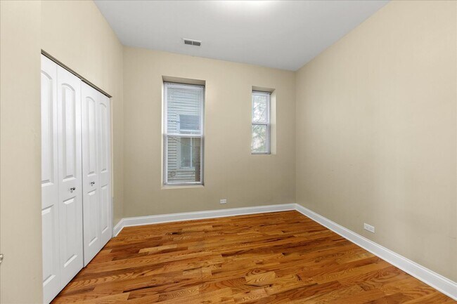 Foto del edificio - 3927 N Clarendon Ave