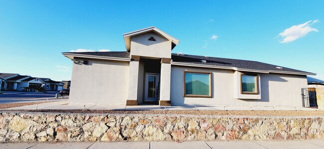 Building Photo - Stunning 4 bedroom, 2 bath home in East El Paso!
