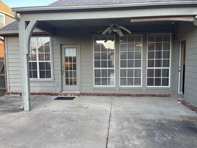 Building Photo - Large two story