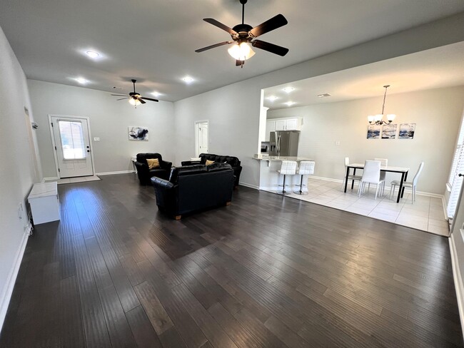 Building Photo - 1050 Shadow Bluff Dr