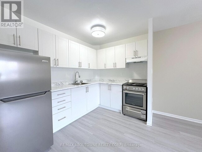 Building Photo - 32 Carluke Crescent