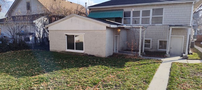 Building Photo - FANTASTIC Basement Unit!!!!