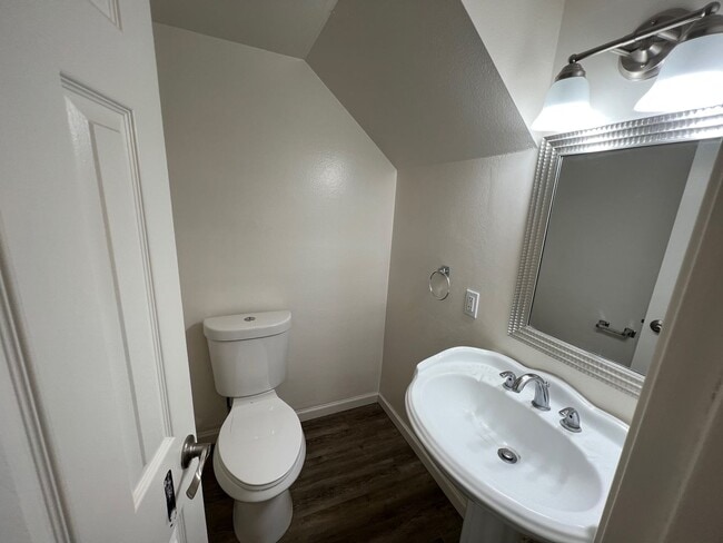 Building Photo - Beautifully Remolded 3 Bed 2.5 Bath Townhome!