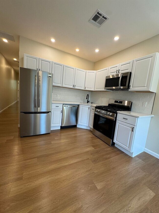 Foto del edificio - 628 Bramhall Ave