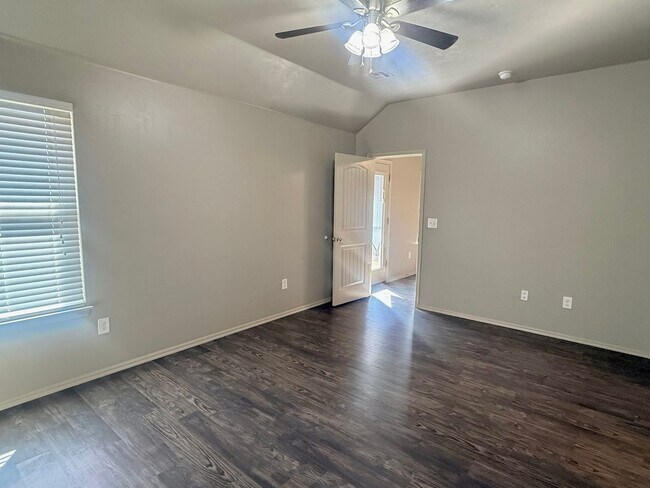 Foto del edificio - Charming 3 Bedroom Duplex In Surrey Hills