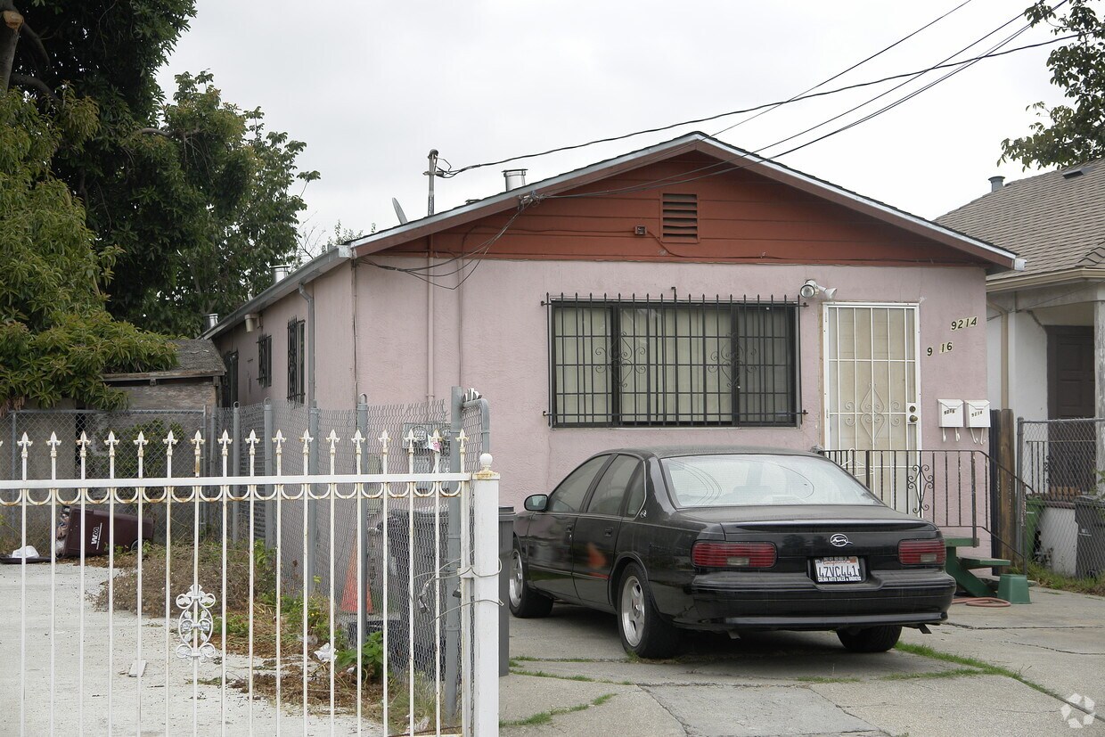 Foto del edificio - 9216 D St