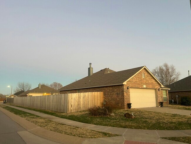 Foto del edificio - 2400 Rookhaven Ln