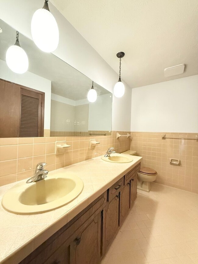 Building Photo - Spacious 3 Bedroom Duplex! Available Now!