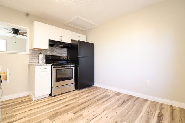 Building Photo - Iris Street